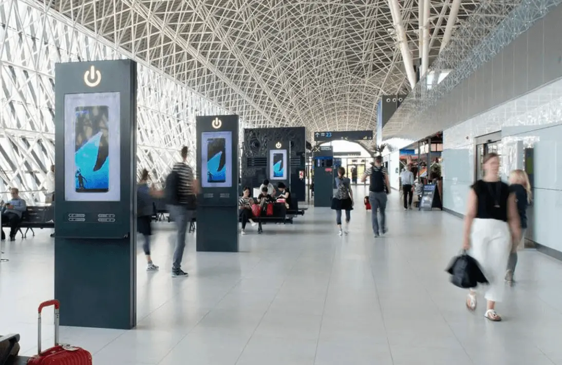 London Airport Lhr Advertising Digital Charging Network A1